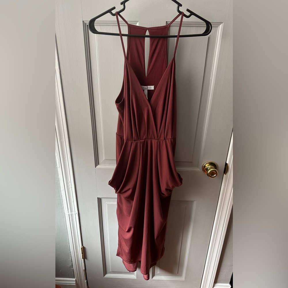 BCBGeneration SEXY maroon pleated plunge dress w/ POCKETS! Keyhole on back, NWOT
